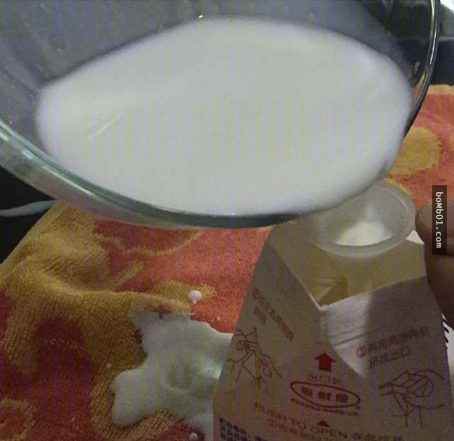 網友為了報復牛奶小偷特別製作「魔鬼辣椒假牛奶」，結果小偷喝完的反應讓人噴笑啊！