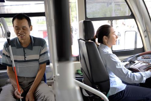 視障夫「每天搭老婆開的公車」甜蜜放閃　全程「不說話卻很幸福」：陪在妳身邊就夠了