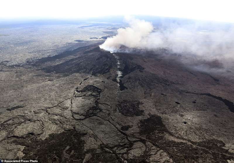 火山爆發完是6.9強震！　夏威夷出現「熔岩在地上流」的奇觀