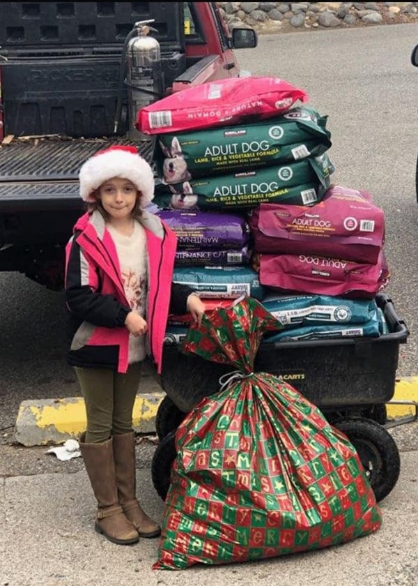 8歲小妹聖誕節「寧可不要禮物」　反捐收容所270kg飼料：願牠們快樂♡