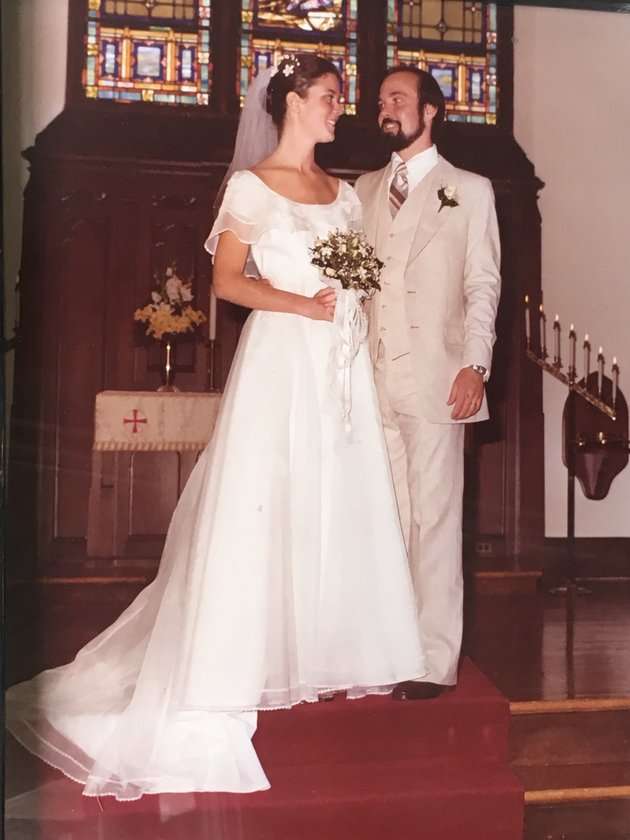 婚禮前一刻放棄訂做婚紗！　女兒「改穿這件」讓媽媽夢迴40年前大淚崩