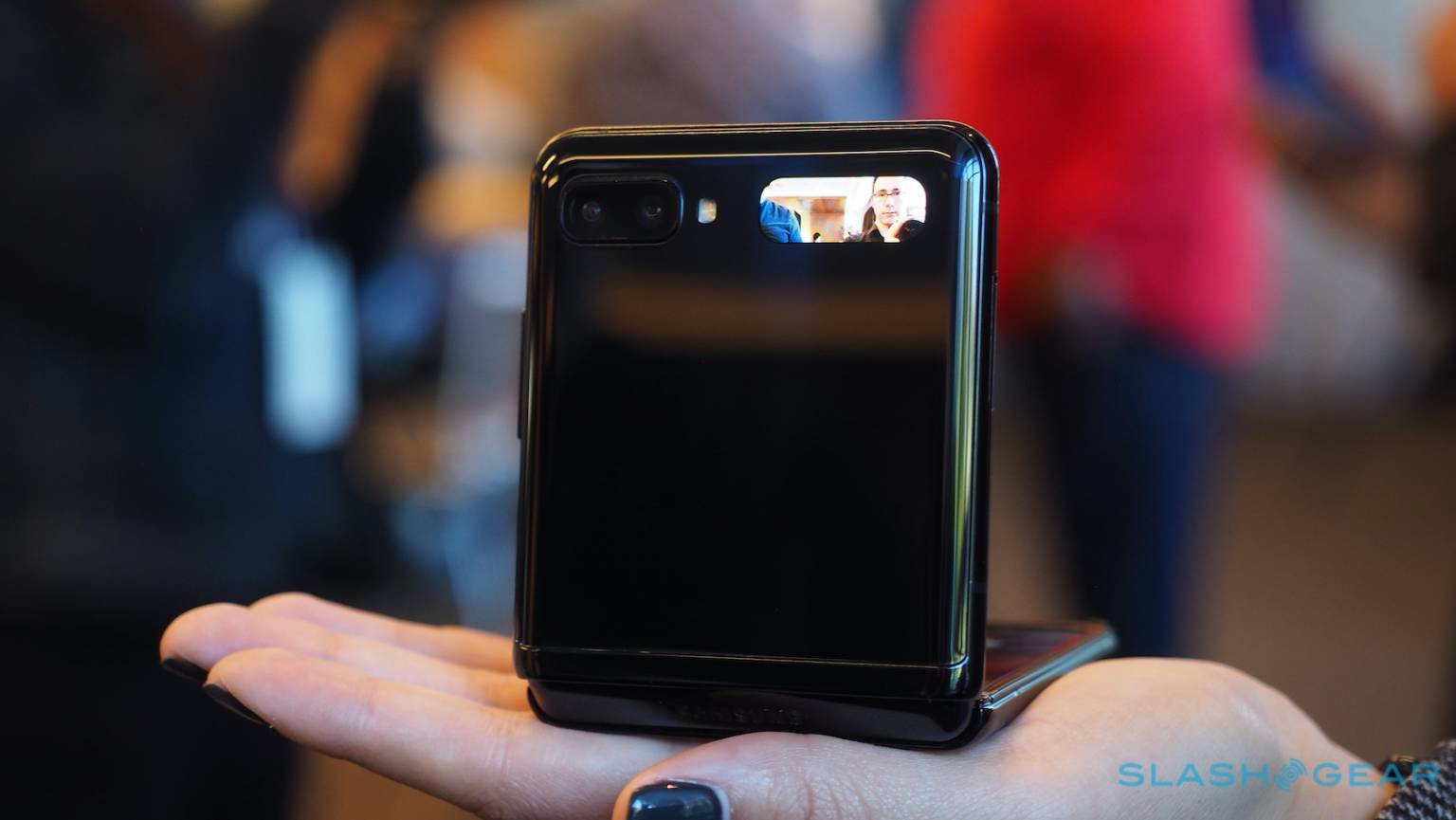 三星「摺疊智慧手機」亮相　小巧可愛「粉餅盒尺寸」放桌上就能自拍