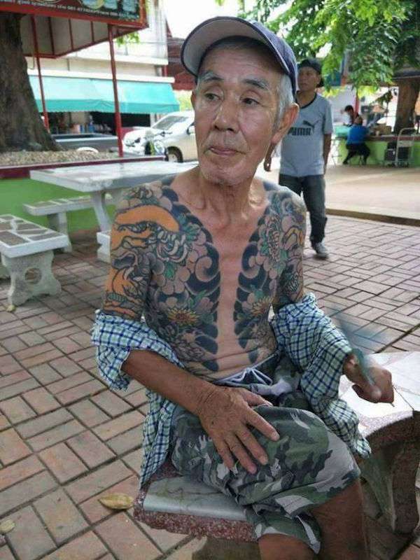 刺青太酷被偷拍！　日警挖出「躲14年的黑道老大」　已經在泰國娶妻過上退休生活