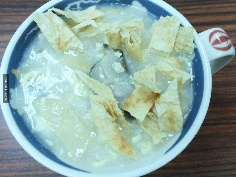 鱈魚香絲竟然有隱藏版的「當麵吃」吃法，背面的秘密藏了多年大家現在才知道！