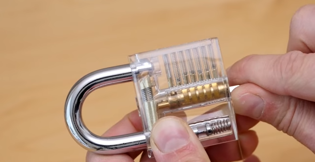透明鎖讓你一次看清楚　鎖匠全靠「它」將鎖撬開