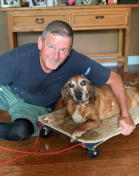 13歲狗狗關節炎「走不動了」　暖爸「特製滑板拖着走」讓牠開心笑