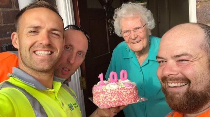 100歲嬤生日...資源回收人員「驚喜上門慶生」　她站門口猛掉淚