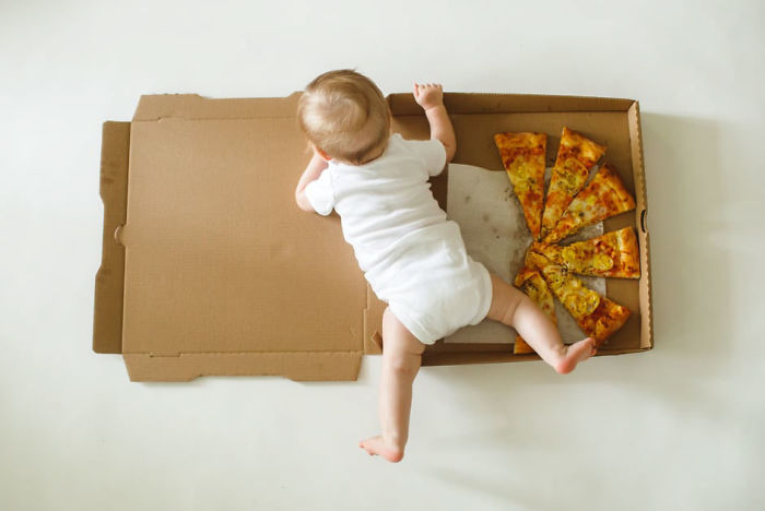 吃貨媽用披薩幫寶寶「紀念成長」　躺披薩盒「快速變化」萌化全網❤