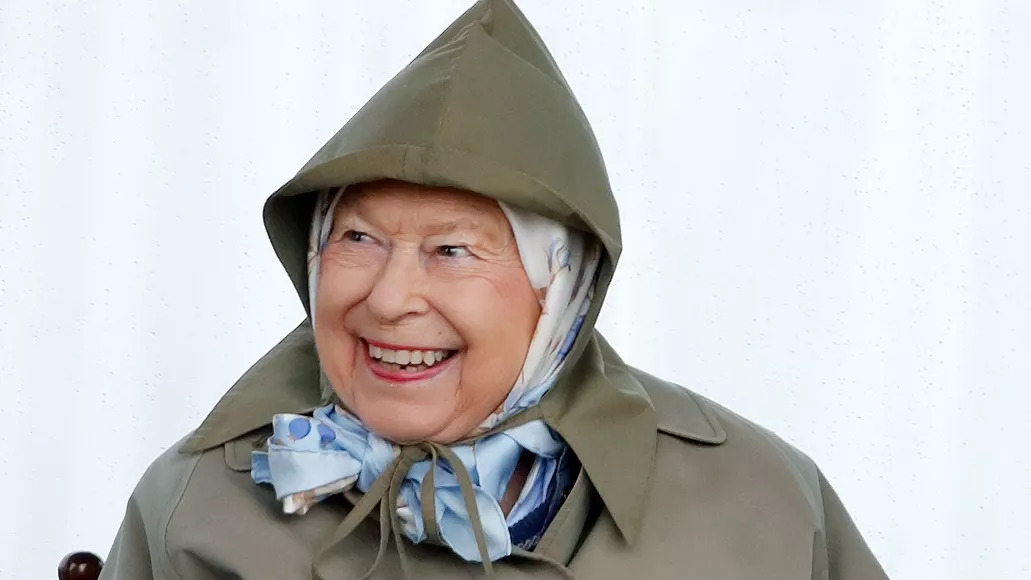 太童趣了吧！英國女王私下惡搞「在找她的遊客」　超幽默回應曝光