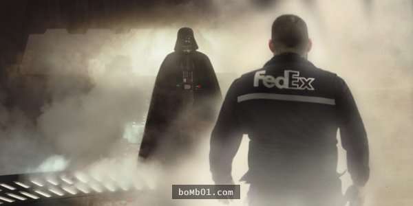 FedEx快遞「搶救遭焚燒國旗」帥到爆紅，網友發起「超爆笑修圖戰爭」向這位愛國英雄致敬！