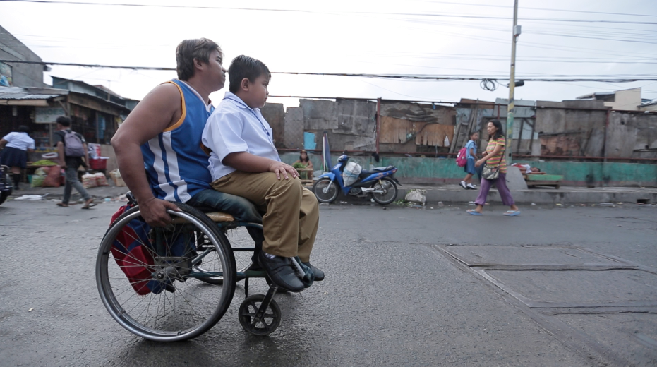 沒了雙腿卻還有滿滿的父愛　身障爸「天天用輪椅送小孩上學」超感人