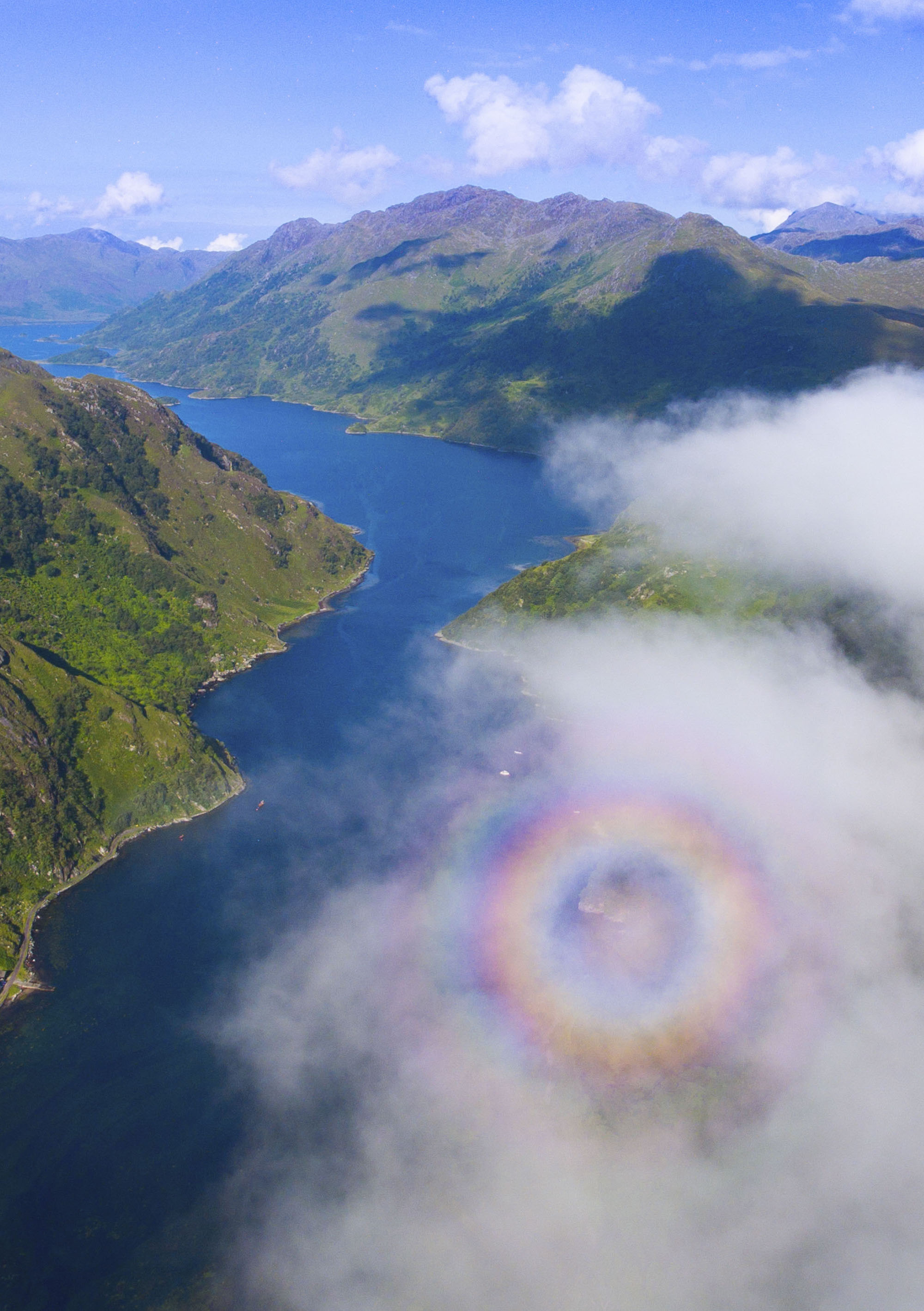 空中驚現超罕見「圓形彩虹光環」　神奇一幕讓人移不開視線：通往天堂的大門？