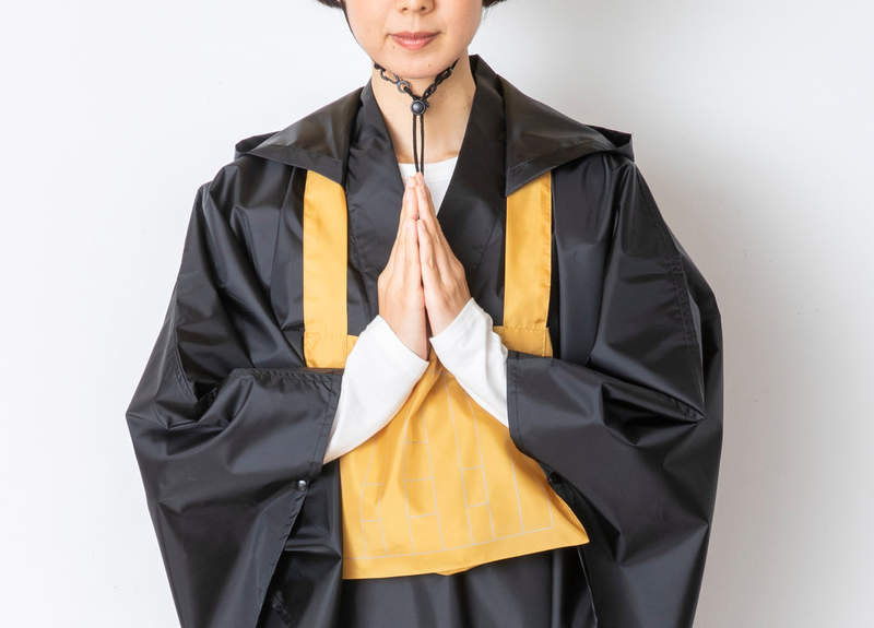 下雨天出門化緣？　日本恥力十足「僧侶袈裟雨衣」路上保證你最高調