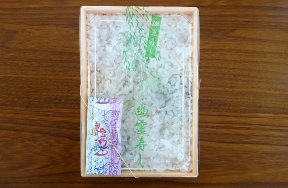 日本當年1天狂銷23萬個的「幽靈壽司」回來了，滿滿的白飯底下隱藏著讓人流口水的驚喜！