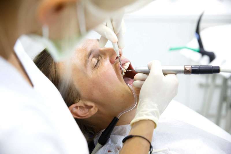 明明有口臭卻聞不出來　牙醫傳授「6招」讓有困擾的人不再被嫌棄
