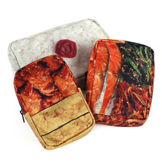 意圖使路人肚子餓！　日本4款超有事「擬真食物包」　半身高「便當包」也太ㄎㄧㄤ！