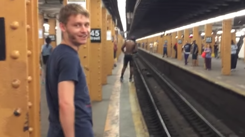 男子自信滿滿地想要跳過地鐵軌道　下一秒「身體撞下去」不忍直視