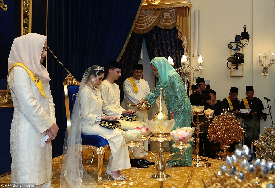 馬來西亞公主終於嫁給荷蘭籍丈夫，王宮現場的佈置讓大家都見證現實版的童話婚禮！