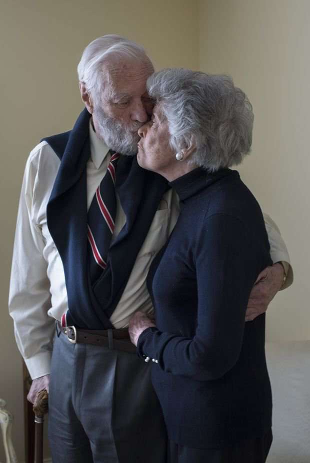 相愛73年的老夫妻不想痛苦死去　一致決定躺在臥室「同日牽手安樂死」