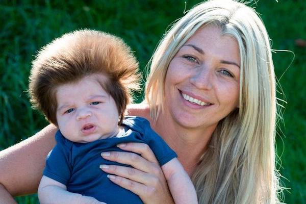 去年紅遍全球的「獅子鬃毛頭寶寶」長大了，最近就修了7次頭髮…媽媽崩潰「根本是詛咒」！