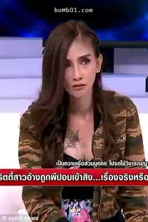 泰國女模在直播中「突然被鬼俯身」失去意識，直到主持人一拿出佛牌…那反應太驚悚了！