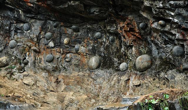 這裡的懸崖石壁「每30年都會產下石蛋」，近看根本像是來到侏羅紀公園看恐龍蛋！