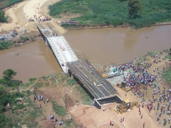 肯亞政府花3.6億請中國公司建造大橋，但在總統視察11天後「橋突然塌了」…
