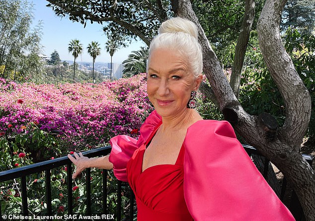 女王專業戶！75歲海倫米蘭「大桃紅+白髮」出席頒獎典禮　網驚艷：怎越老越美！