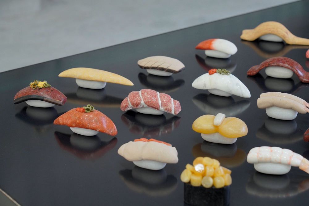 石頭捏出美味壽司！美大生「石製壽司」太逼真　近看海膽、鮪魚讓人流口水