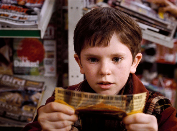 《巧克力冒險工廠》的小男孩12年後長這樣，變超帥還靠著進步的演技入圍金球獎最佳男主角
