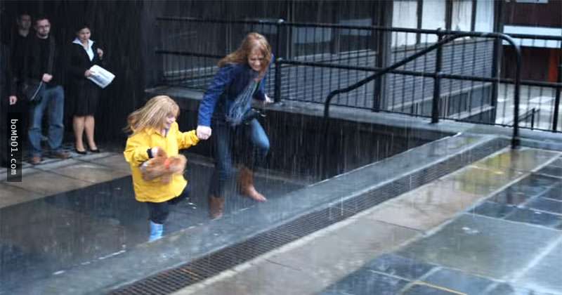 小女孩吵著要在大雨中奔跑時被媽媽訓斥，但她接著對媽媽說出口的話卻讓周遭的人都衝出去淋雨…