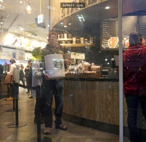 日本網友挑戰用「超巨型馬克杯」到星巴克買咖啡，店員的回應讓我一口茶都噴出來了！