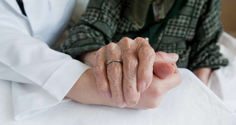 90歲榮民簽同意書放棄急救　最後時刻子女為了退休俸才出現　還大鬧要告醫護