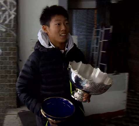 台灣「夜市囝仔」在法網奪冠　激動感謝賣糖葫蘆的父母讓他安心打球
