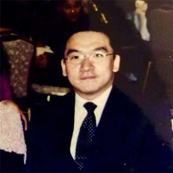 他從哈佛畢業後「29歲就當上銀行副總」，本是超級菁英…如今卻待在「中國愛滋村」一無所有！