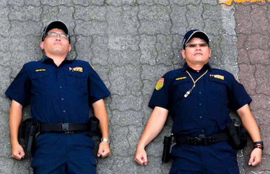 台灣警察也玩「真人開箱」　右下超顯眼亮點惹網友笑：很認真在躺