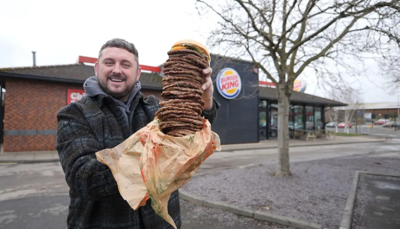 史上最巨華堡！漢堡王鐵粉慶生買「36層漢堡」　開啃模樣曝光
