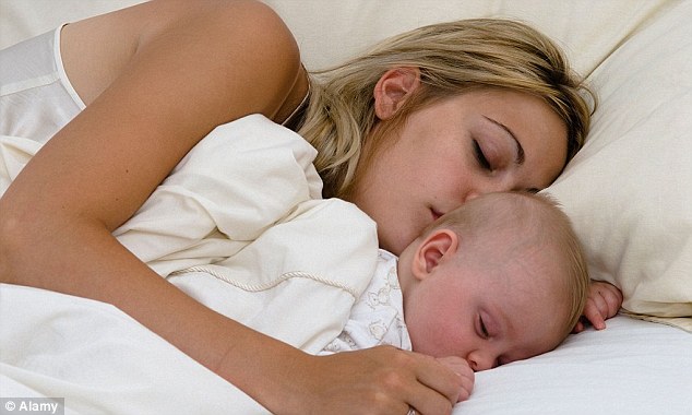 醫生建議各位媽媽「一定要跟寶寶同床睡到3歲」，爸爸們為了寶寶的健康請忍耐吧