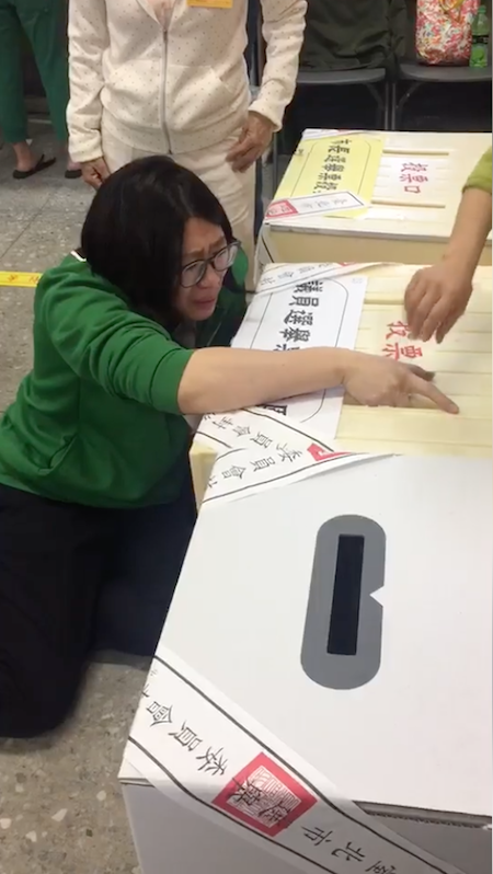 選舉頭一遭！　女子投票投到「手卡住」　網笑：原來是手投族