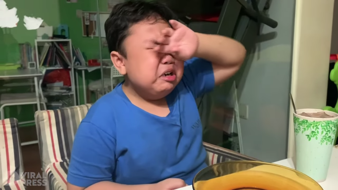 新加坡男孩「封城後第一次吃麥當勞」　咬一口雞塊秒噴淚：好幾個月沒吃到！