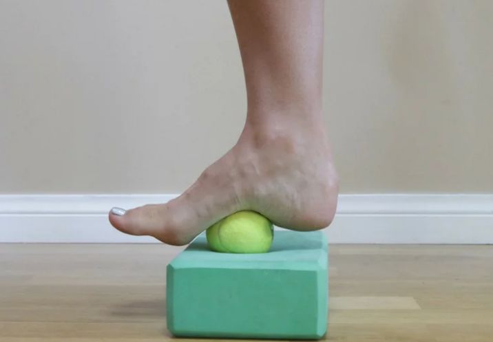 腳踩網球按摩很有感！　6個必學「舒緩所有腳部問題」居家拉伸動作