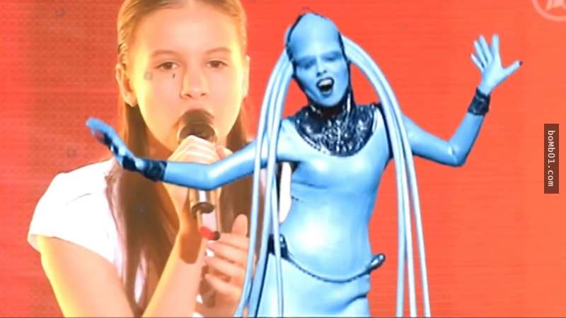 她只有13歲卻成功唱到「世界上沒人唱到的歌」，後半段的高音一飆出來我以為是外星人在唱歌！