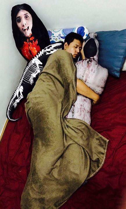 泰國推出「超擬真屍體抱枕」陪你入睡，「面對面擁抱」的姿勢直接把人嚇掉半條命！
