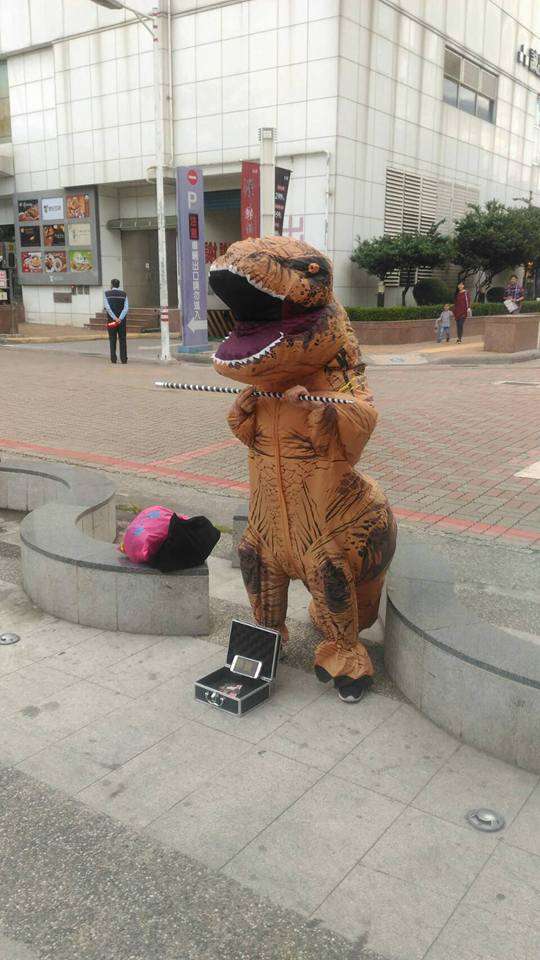 台南夜市「跳舞恐龍」身份曝光　16歲少女瞞家人籌學費：請不要打我QQ