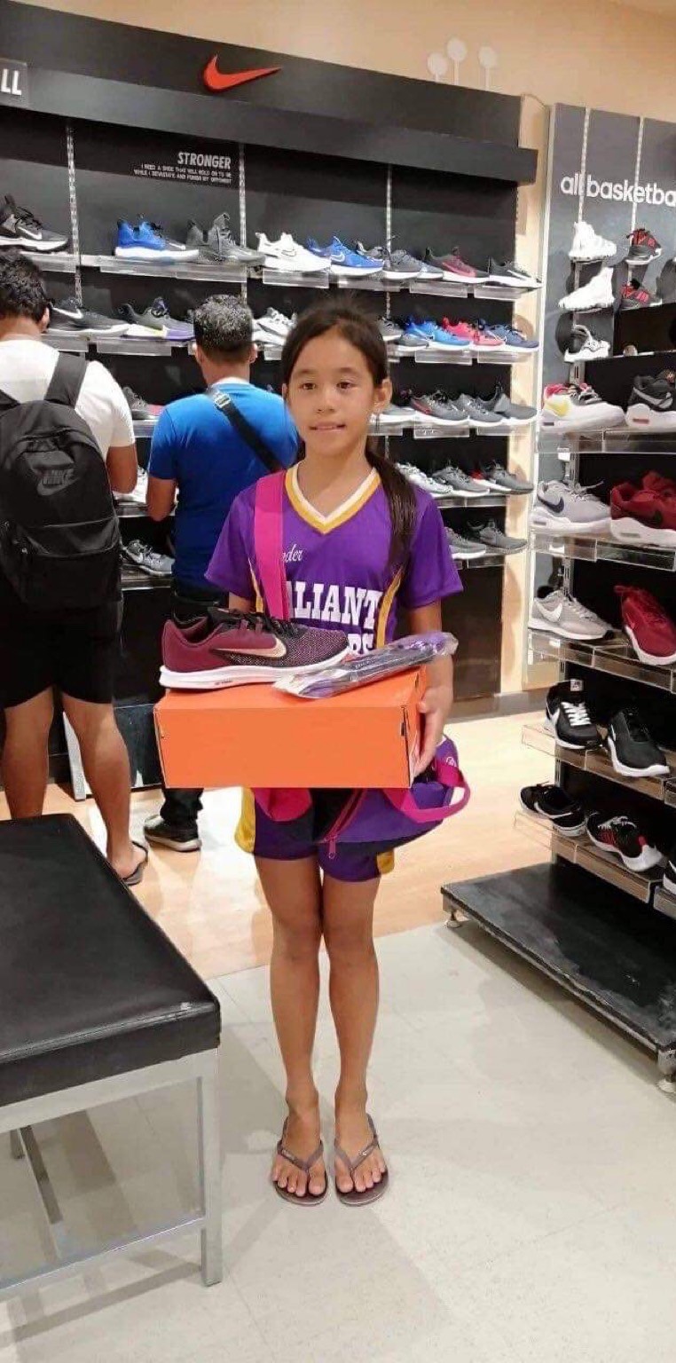 沒錢買球鞋！11歲女孩「膠帶纏腳畫Nike」上場比賽　「勇奪3金」後獲得超暖結局