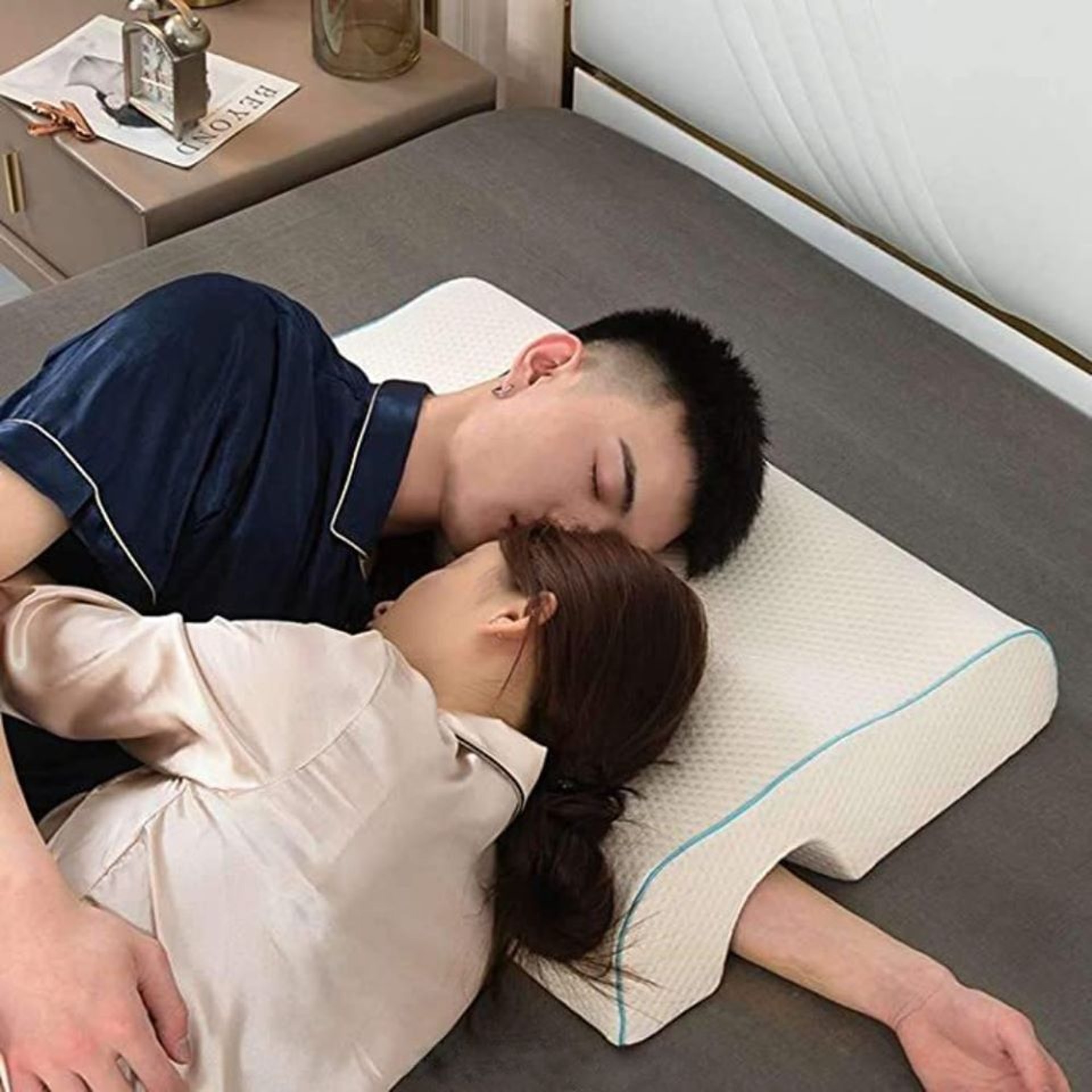 男友再也不用逞強啦～　熟睡也不手麻的「情侶枕」網友齊讚：偉大的發明