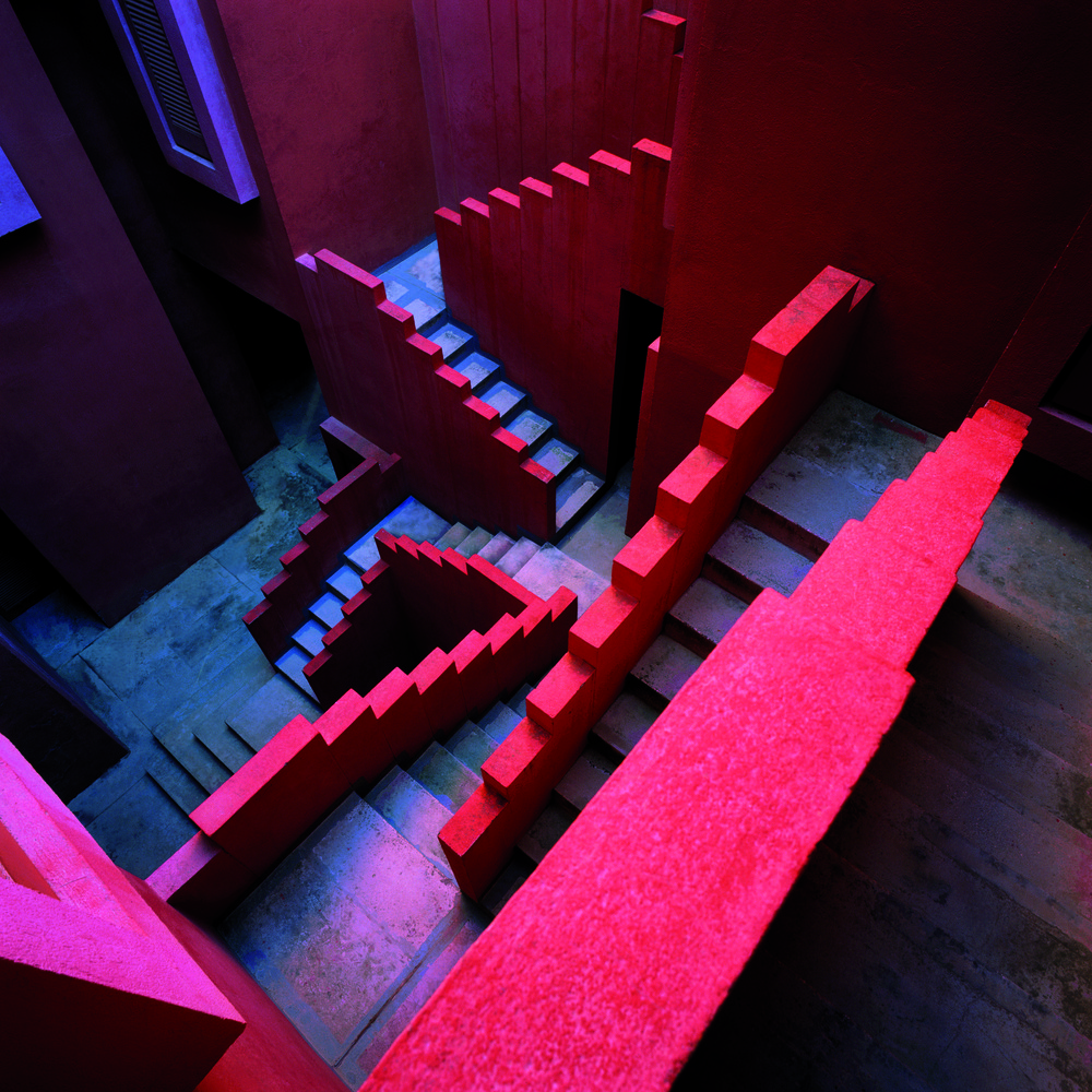 《魷魚遊戲》樓梯迷宮真的存在！　西班牙建築大師蓋「粉紅堡壘」：內部同樣超現實　