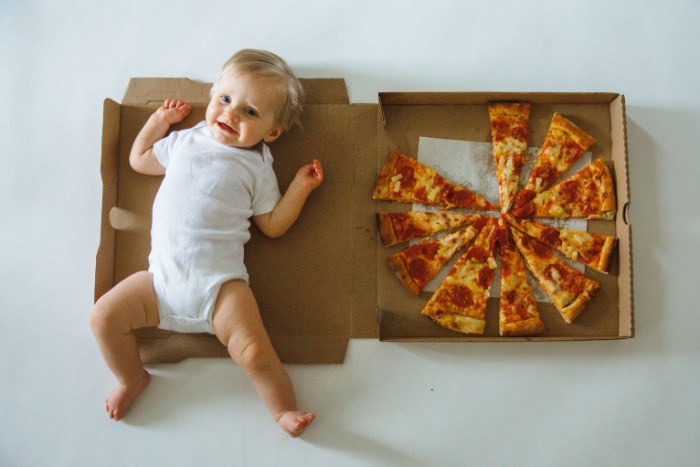 吃貨媽用披薩幫寶寶「紀念成長」　躺披薩盒「快速變化」萌化全網❤