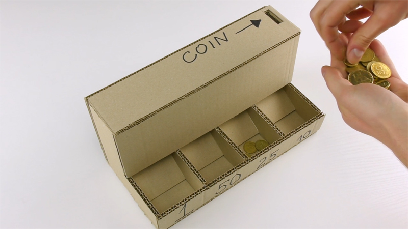 天才DIY「智慧型銅板收納盒」讓大家都激讚，只要把零錢投進去就會幫你自動分類超好玩！