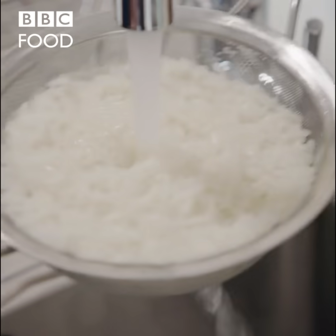 BBC「蛋炒飯教學」太離譜　白飯煮好「拿去沖冷水」亞洲人嚇傻：是在煮義大利麵？
